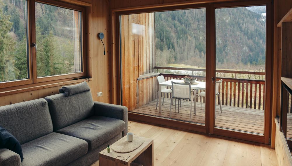 Salotto con grande finestra in una casa di montagna