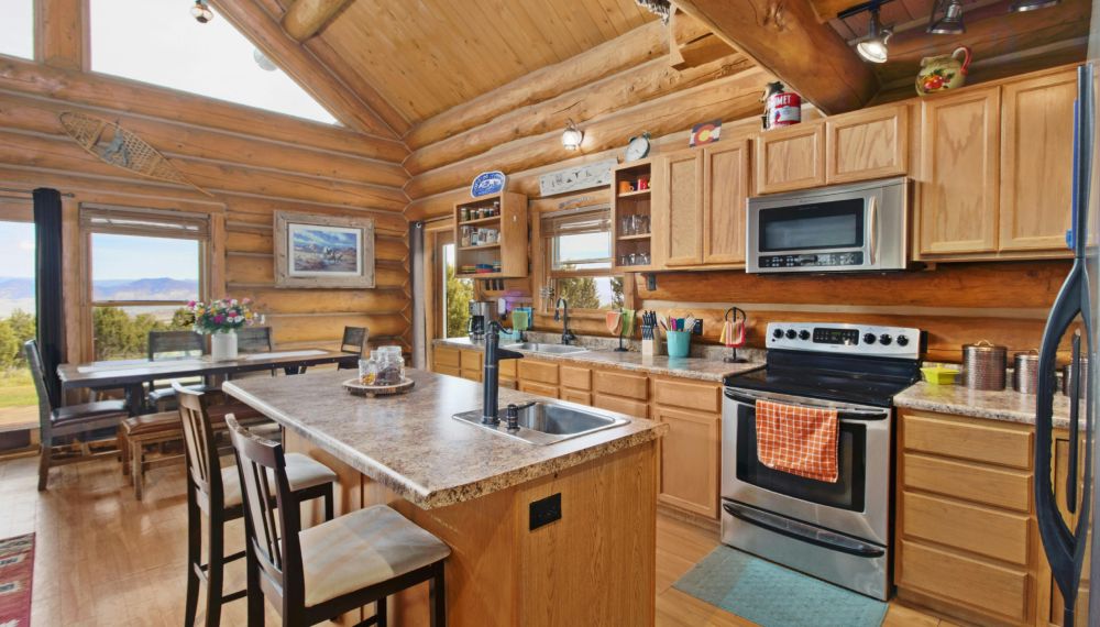 Cucina in legno di una casa di montagna
