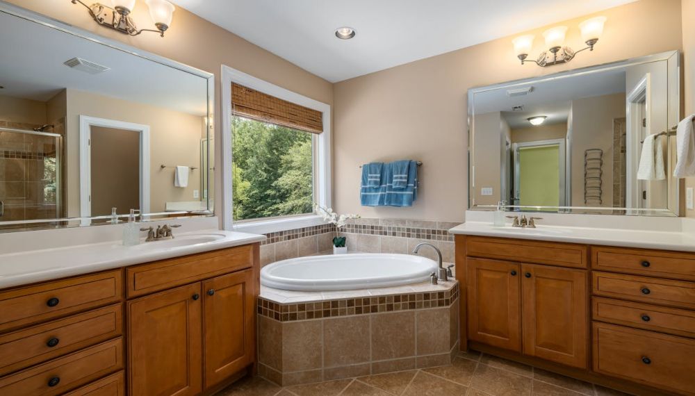 Bagno con mobili in legno