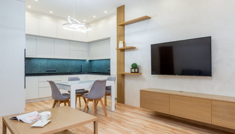 Soggiorno con mobili in legno differenti