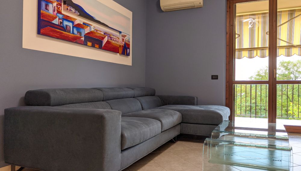 Salotto di una casa con muri grigi