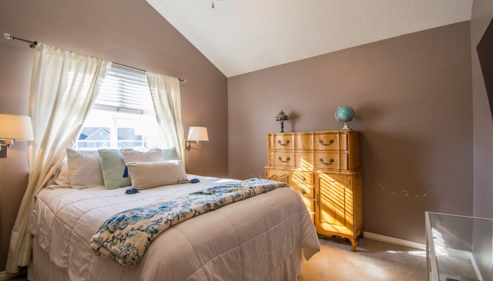 Stanza di piccole dimensioni con pareti colorate