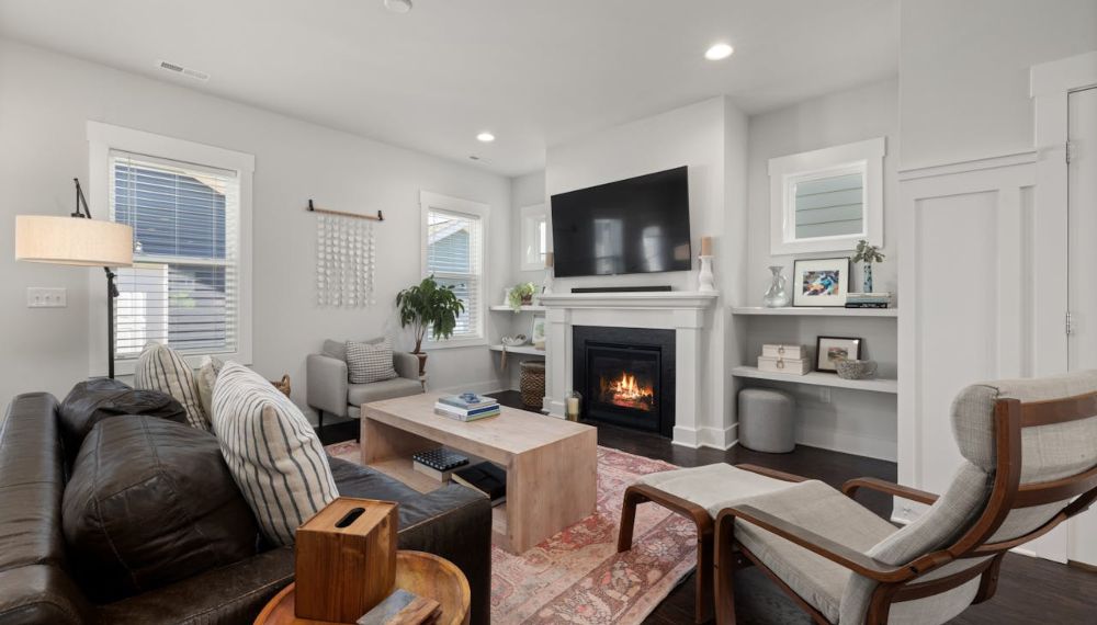 Soggiorno di una casa con muri bianchi