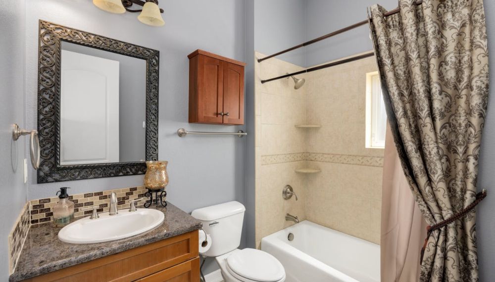 Bagno con pareti di colore azzurro