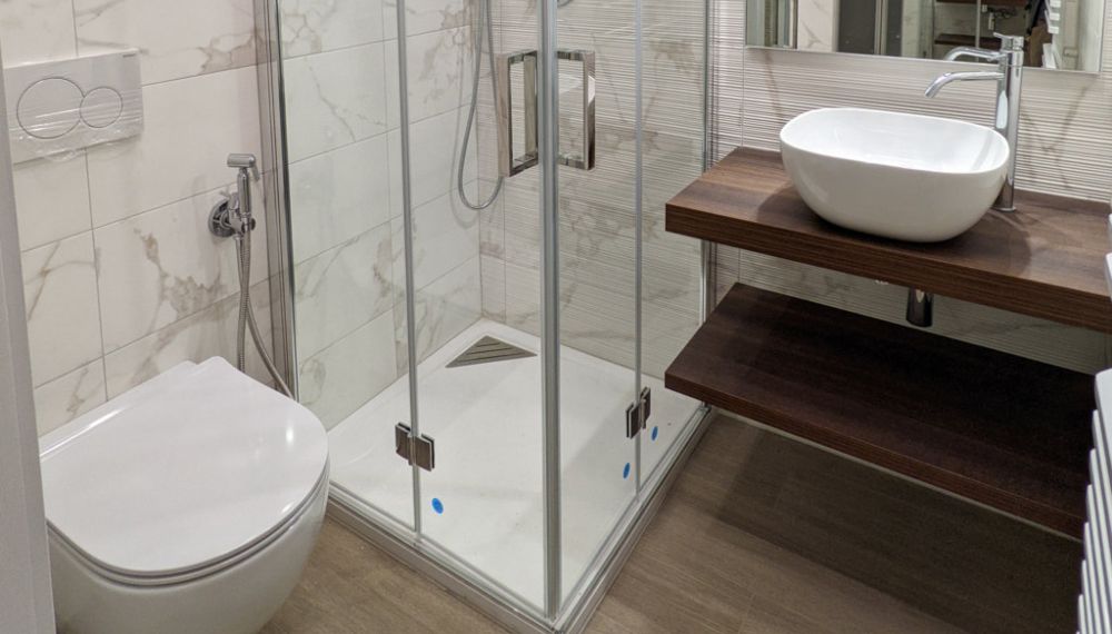 Interno di un bagno arredato su misura
