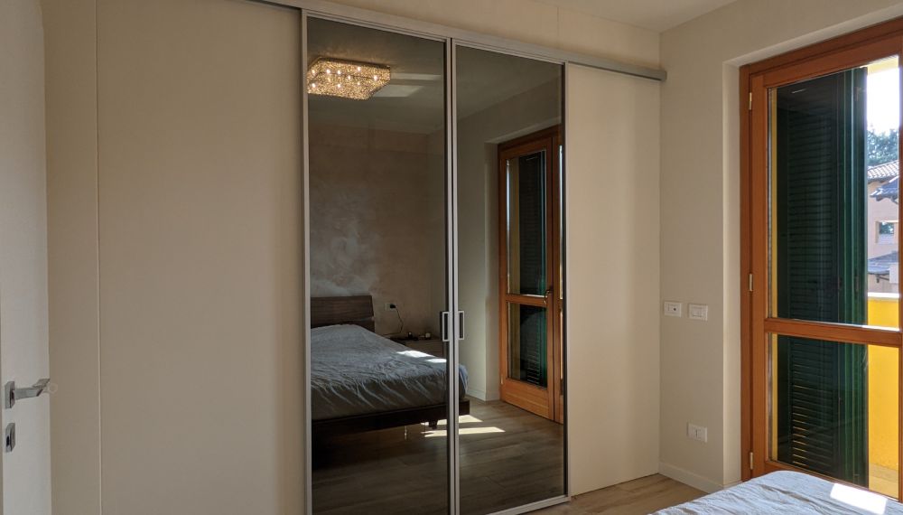 Cabina armadio ricavata da un vano nella camera da letto