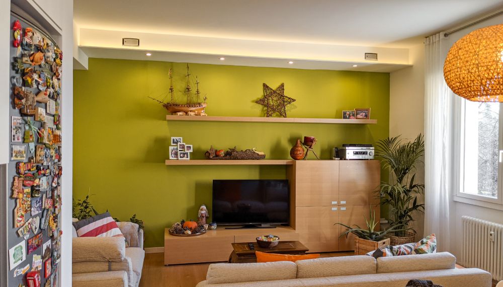 Soggiorno di una casa con parete verde