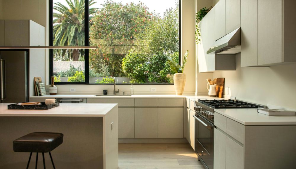 Cucina con pareti di colore giallo