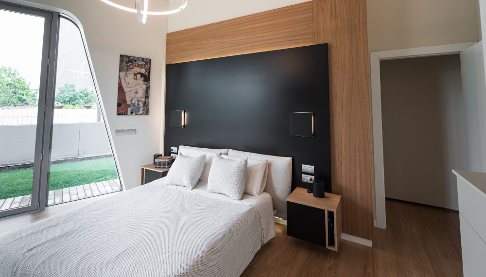 Camera da letto con luci integrate nella testata