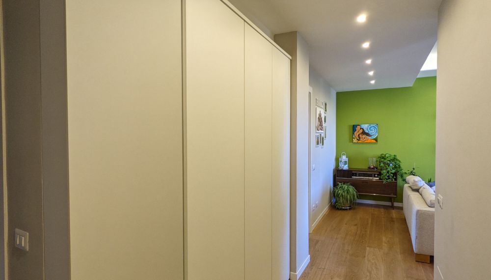 Corridoio di una casa illuminato con faretti