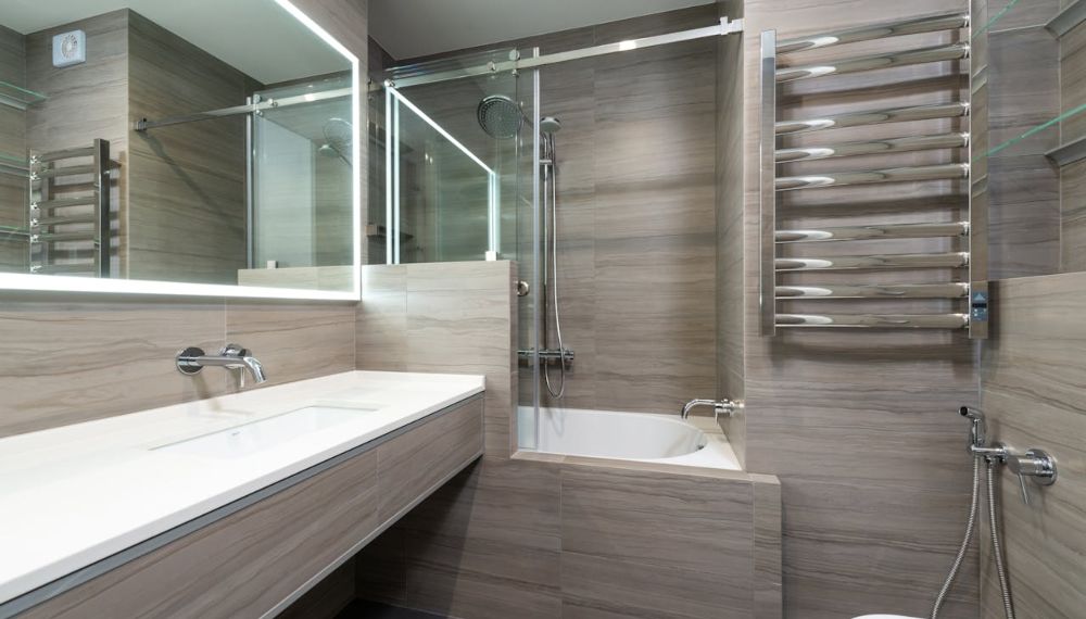 Bagno con vasca e specchio retroilluminato