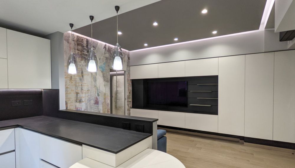 Cucina di una casa moderna illuminata con faretti e lampadari