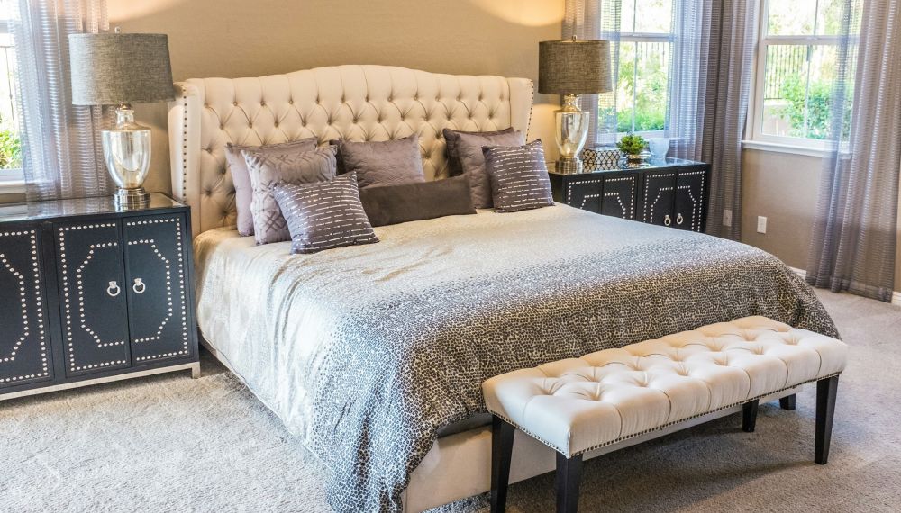 Camera da letto con grande letto e due comodini con abatjour