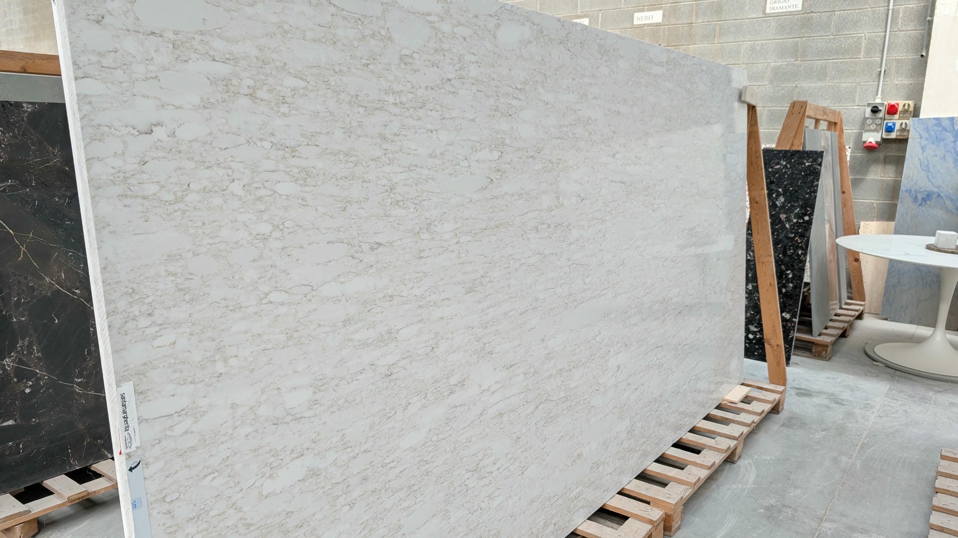 Marmo tecnico avorio effetto travertino lastra intera