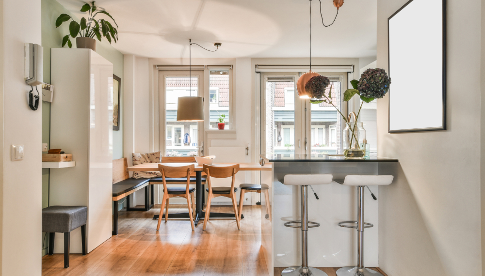 Open space con cucina moderna e tavolo da pranzo illuminato