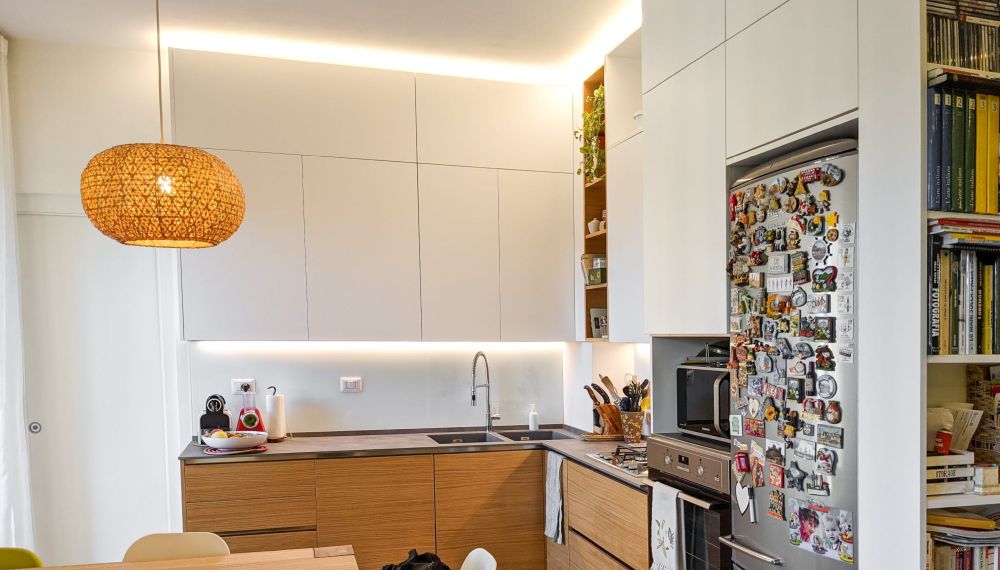 Cucina di design open space con illuminazione integrata nell'arredo