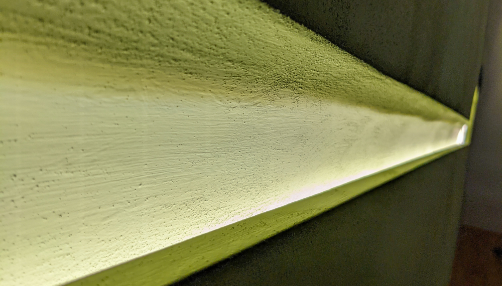 Led su una parete verde per illuminare un open space senza il controsoffitto