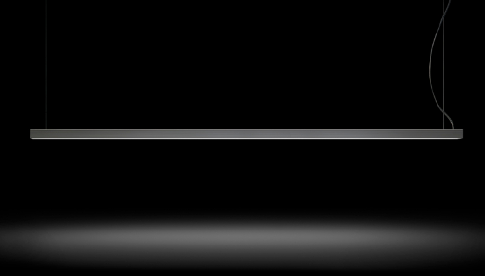 Sospensione a led lineare pensata per illuminare un open space