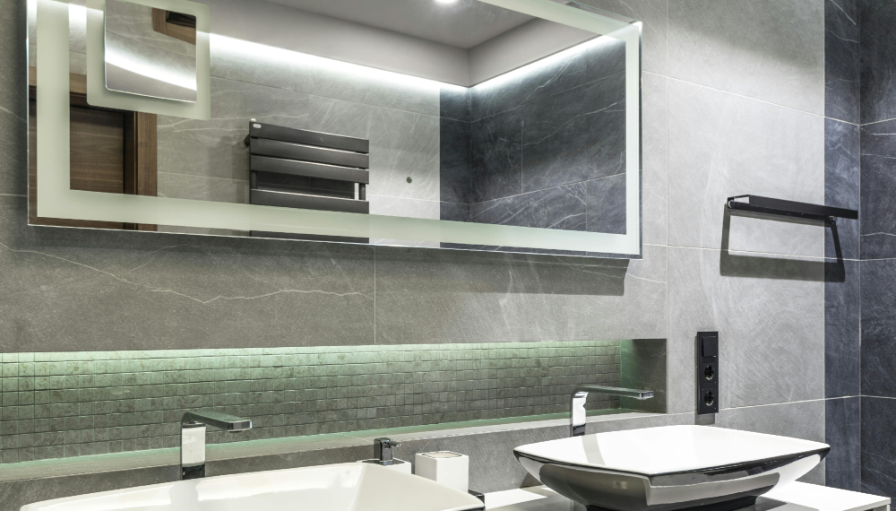 Bagno moderno con illuminazione a led nel controsoffitto