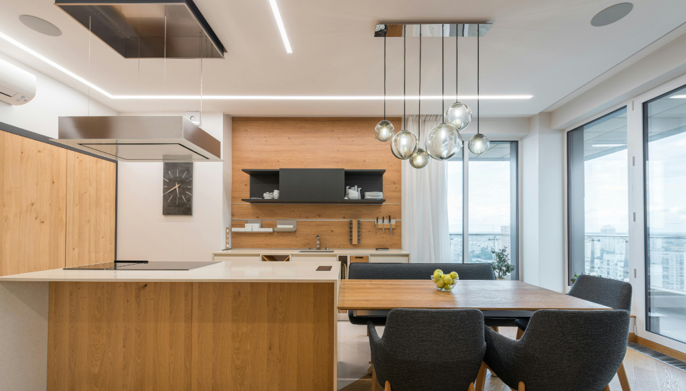 Casa moderna con finiture in legno e illuminazione a led nel controsoffitto in cartongesso