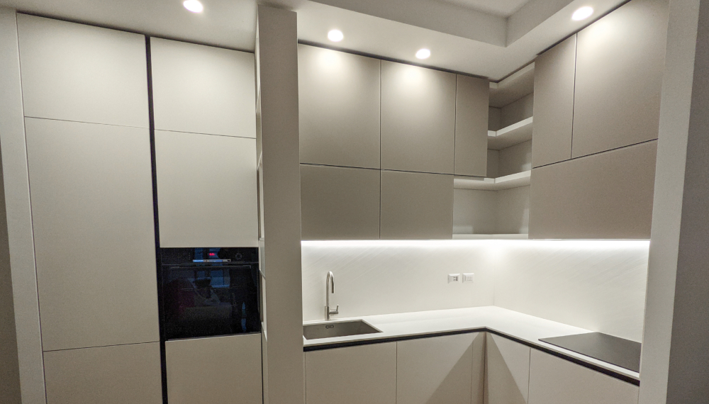 Cucina moderna con illuminazione implementata nel soffitto di cartongesso