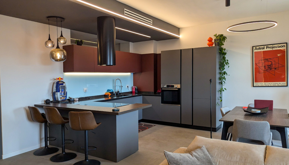 Open space moderno con soggiorno e cucina illuminati da illuminazione led