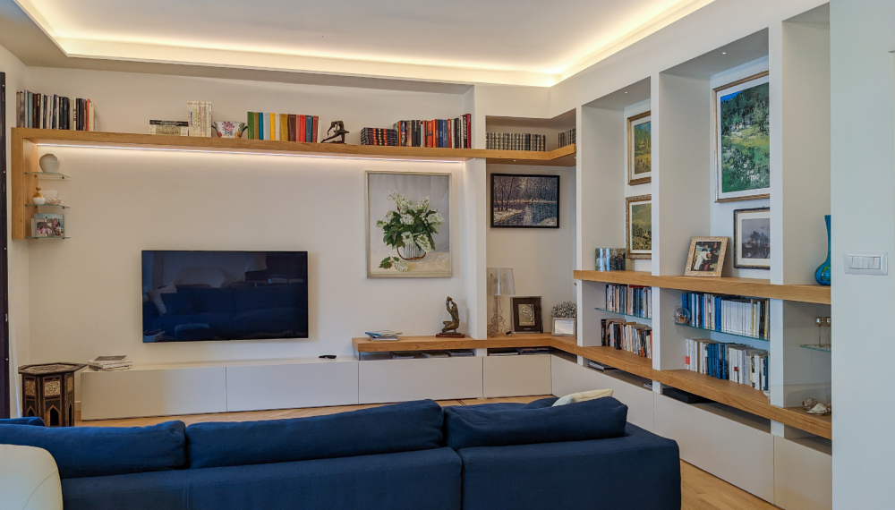 Soggiorno moderno in un open space con illuminazione con luce diffusa