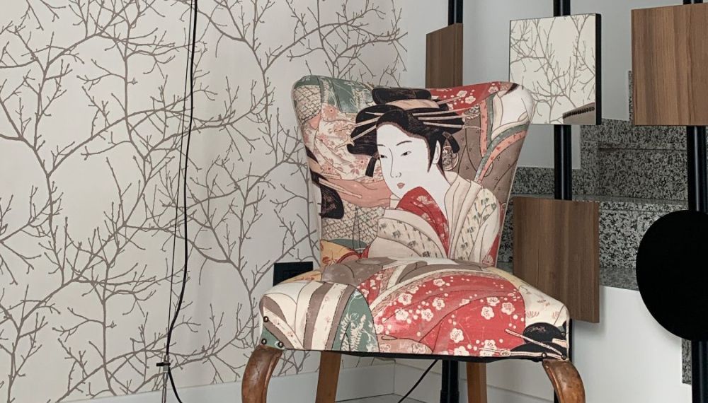 Primo piano di una sedia con stampa orientale