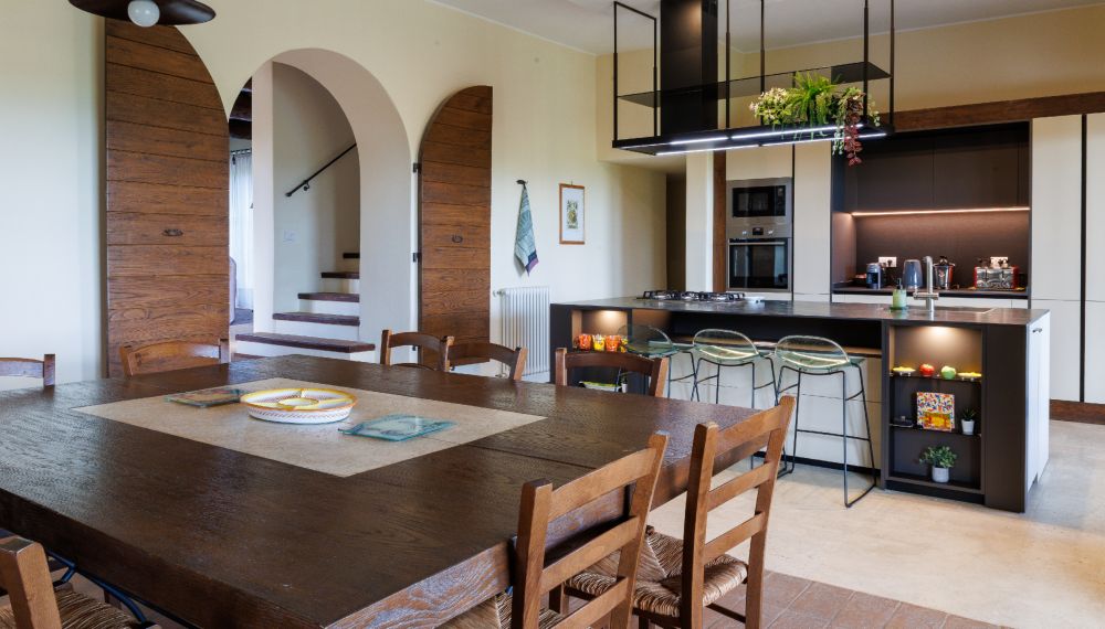 Cucina lussuosa dall'arredamento moderno con pezzi antichi