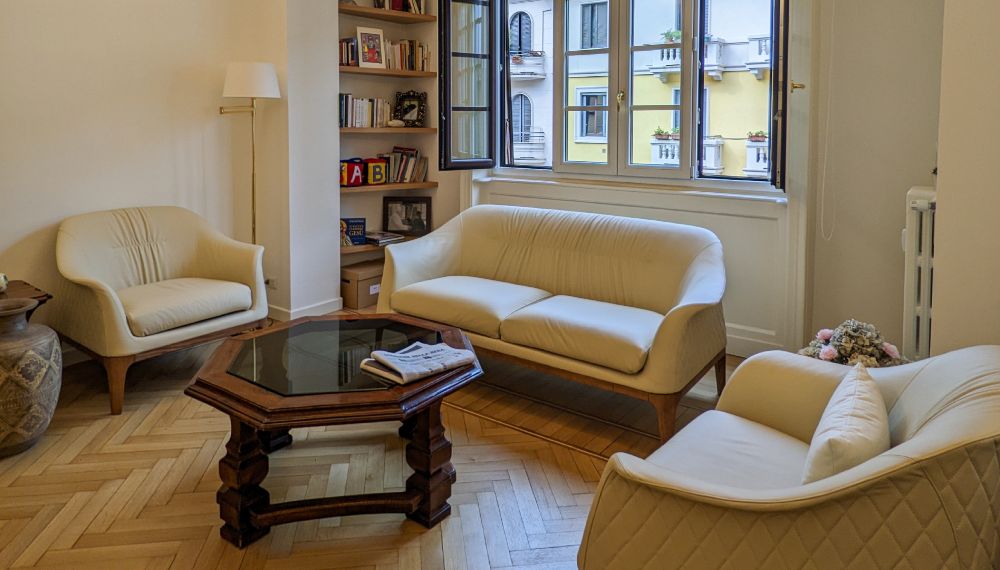 Salotto elegante e di design con arredo moderno e antico insieme