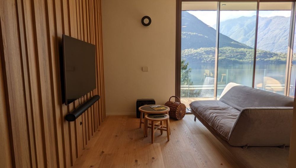 Salotto elegante con parquet e vista sulle montagne