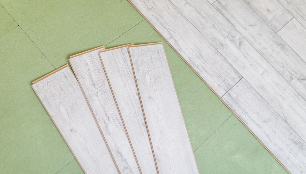Dettaglio di un pavimento fatto con materiali naturali