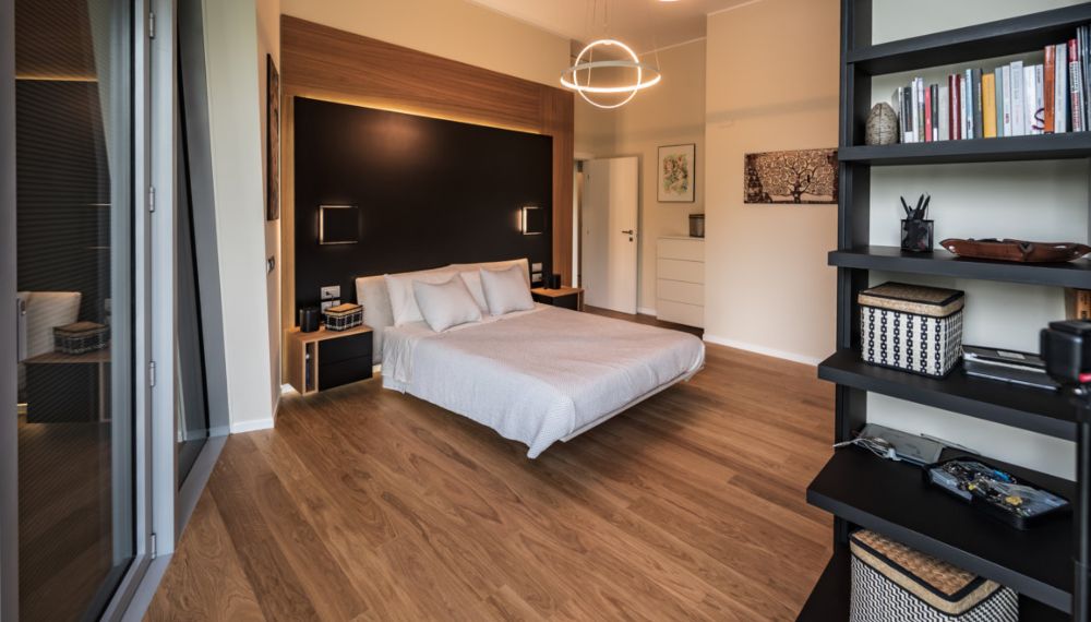 Camera da letto di design con pavimento in parquet
