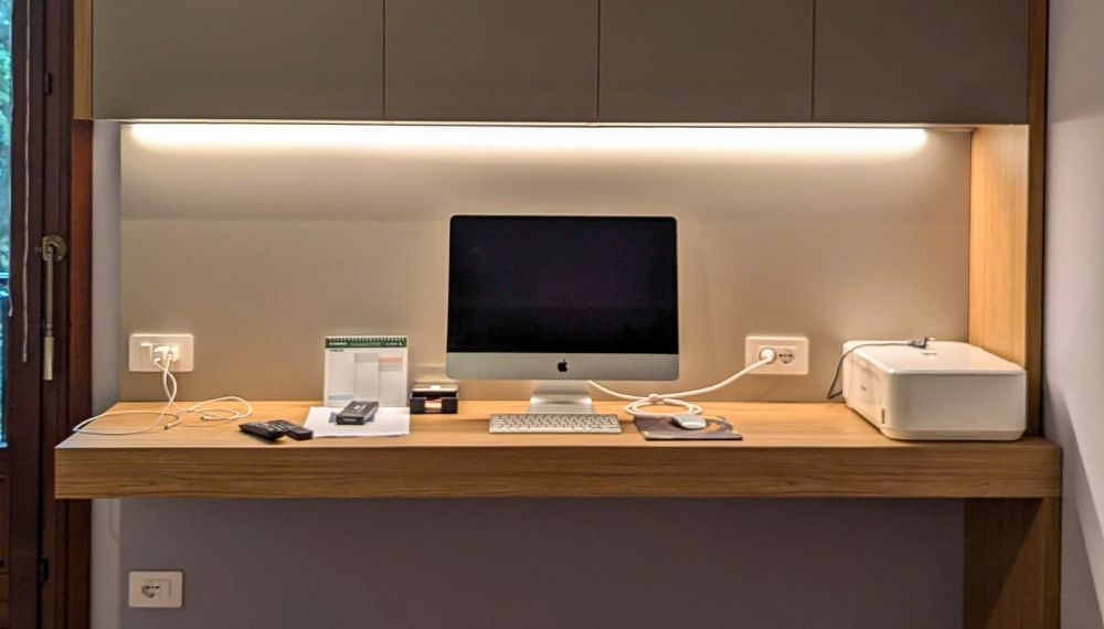 Angolo studio minimal in casa