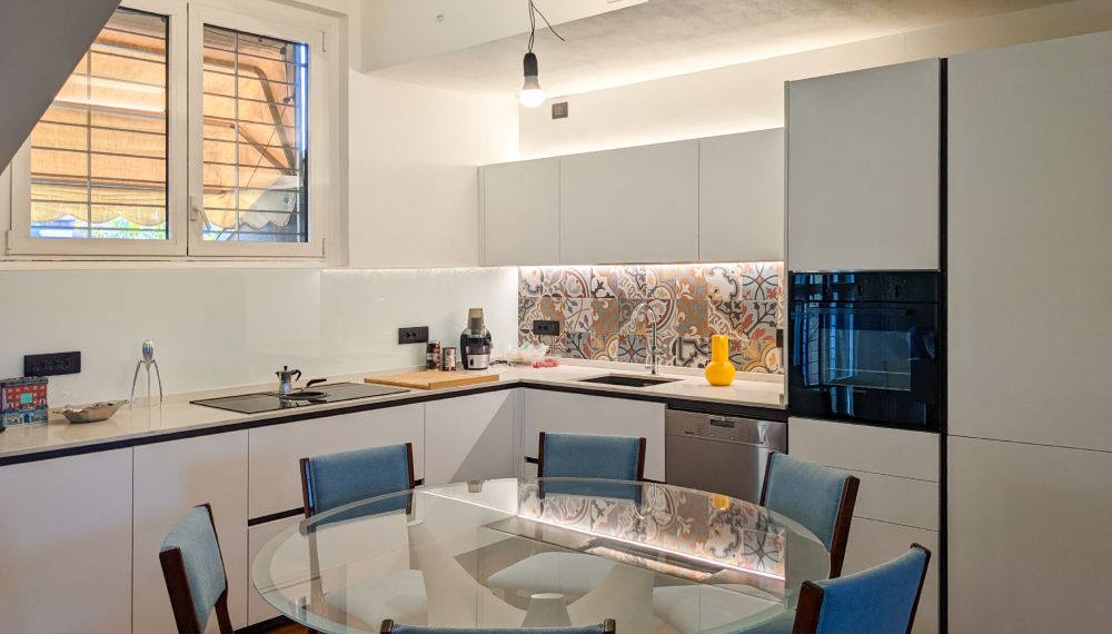 Cucina moderna con tavolo di vetro