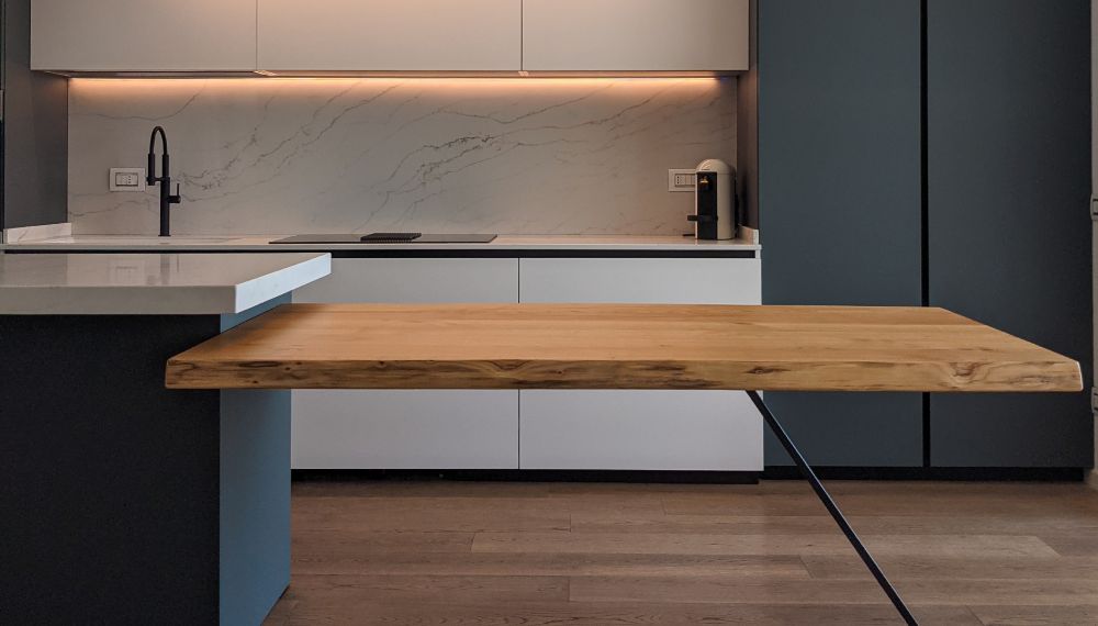 Tavolo in legno in una cucina moderna
