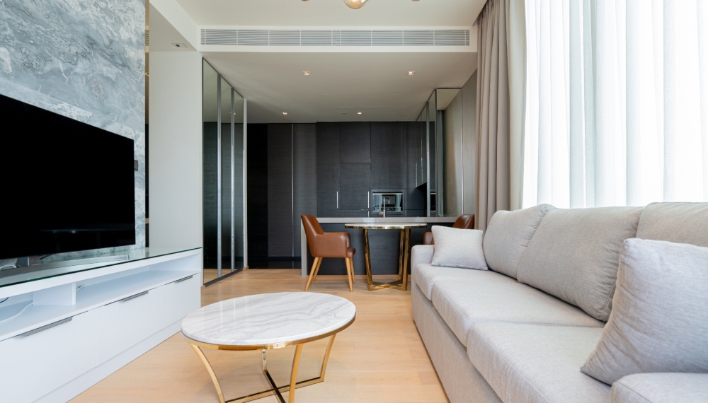 Soggiorno rettangolare lungo e stretto dai colori chiari