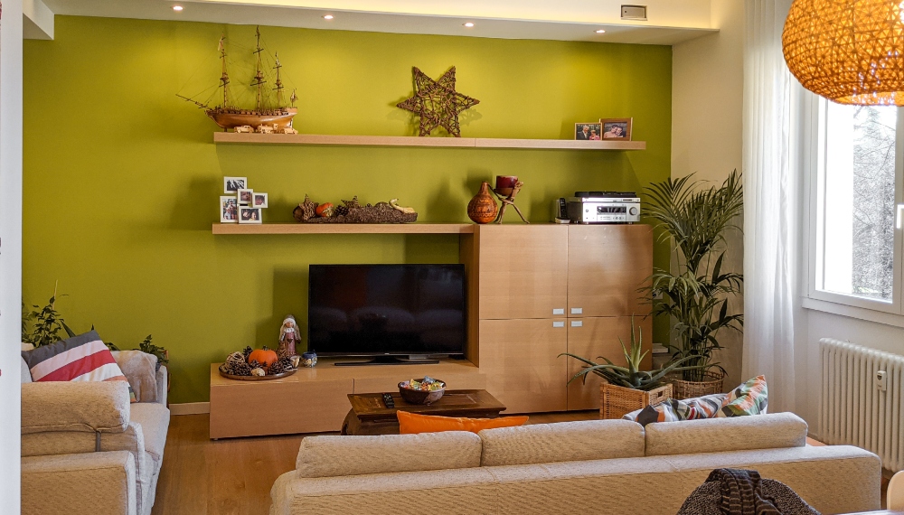 Un salotto moderno e colorato arredato con diversi elementi d'arredo