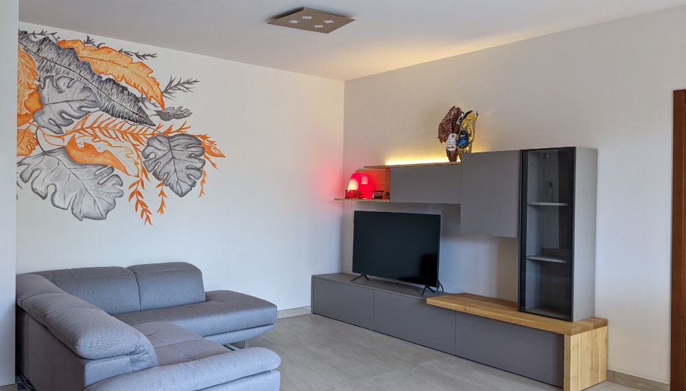 Sala rettangolare minimale con pochi arredi