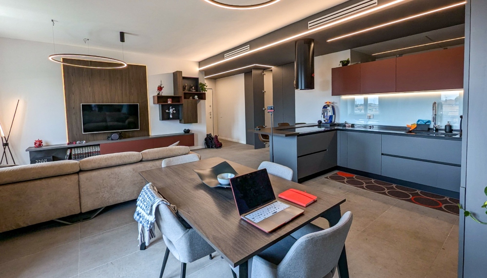 Ampio salone rettangolare open space con la cucina