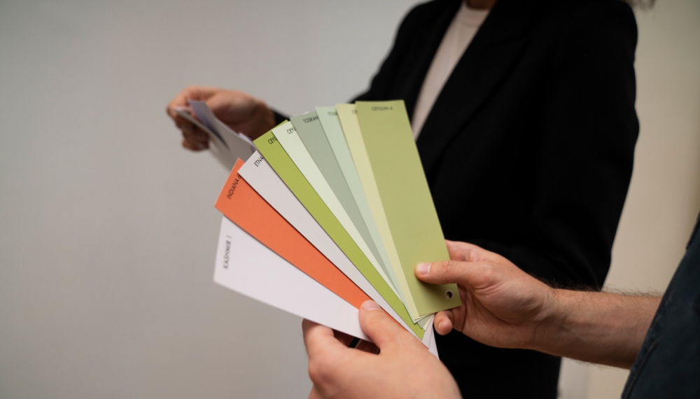 Una donna sta scegliendo il colore per arredare un salotto da tessere pantone