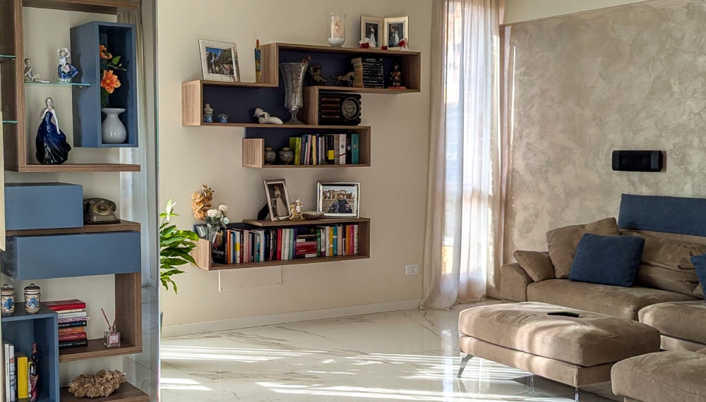 Salotto moderno dai colori chiari con divano di design e soprammobili particolari