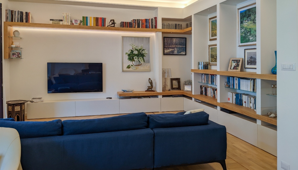 Salotto moderno arredato con divano, televisore, mobili e arredi