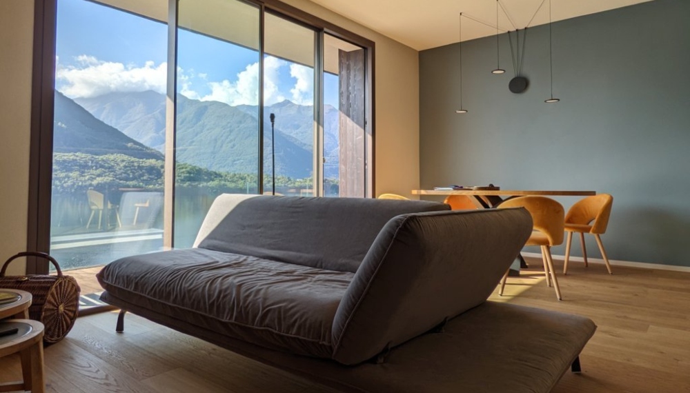 Divano di design in un salotto moderno con una grande finestra